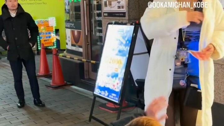 سميث مارسيل، تفضّل خُذها.