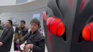Ultraman meninggalkan Bumi!