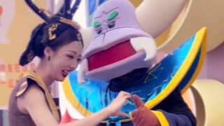 天津欢乐谷蛇精，蛇精蝎子精（注意头顶跟眉毛颜色）合体了，蛇精说动画的台词太对味儿了