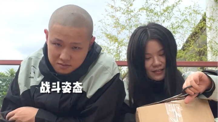 Đăng video mở hộp, chứng minh là chúng tôi vẫn còn sống!