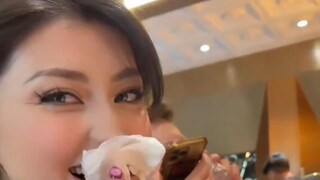 新疆萌娃猛夸妈妈漂亮，妈妈漂亮女儿审美也非常好，“这宝宝说的都是大实话!” #颜值