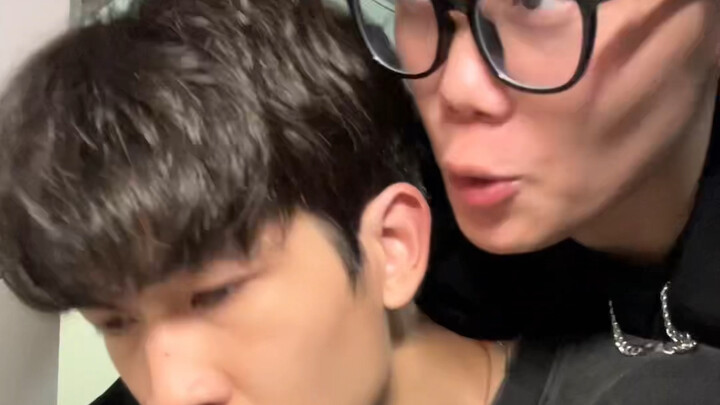 หากเพื่อนร่วมห้องของฉันมีไข้ขณะเล่นเกมฉันควรทำอย่างไร?