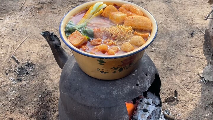 Today I'm having shrimp paste, beef slices, and wide rice noodles!