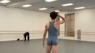 خوخة ترقص الباليه