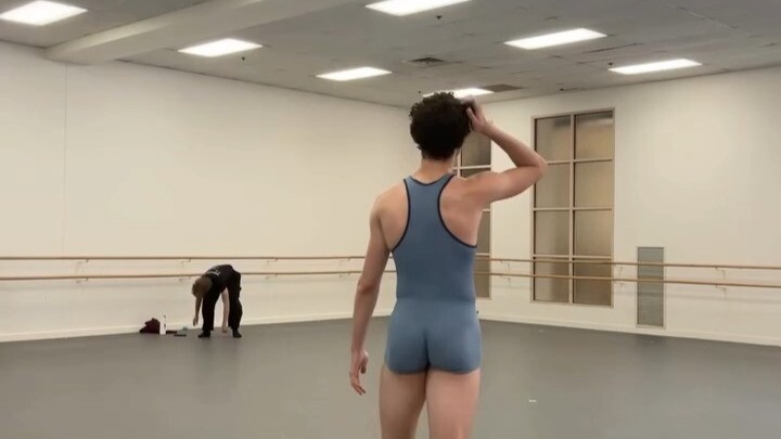 خوخة ترقص الباليه