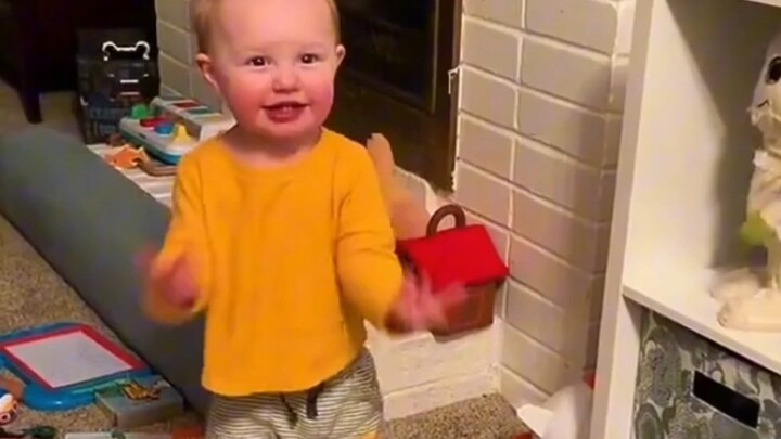 الطفل اللطيف يرفض الاعتراف بأنه عبث في المنزل، فاختار أن يفعل هذا بدلًا من ذلك. المعلقون: نظرة الأب 