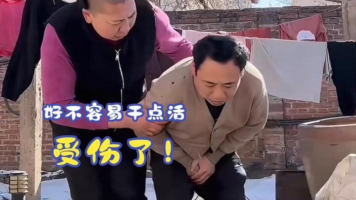 เหล่าคุยเผลอตกลงไปในถังจนกระแทกจุดสำคัญ นั่งยองอยู่บนพื้นครึ่งวันยังฟื้นไม่ได้เลย!