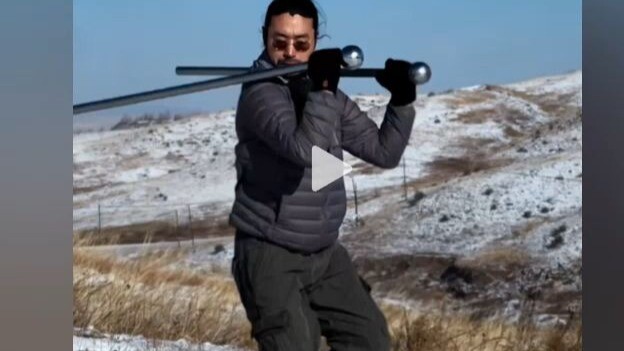 พี่เฟิงผู้กล้าท่องสุดขอบฟ้าปรากฏตัวในดินแดนกวนตง จ้วงกระบี่กลางหิมะ แฝงไว้ด้วยมือสังหารลอบซุ่ม เตรีย