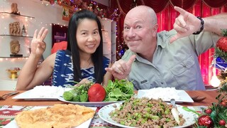 ผัดกระเพราหอมๆ ไข่เจียวไม่อมน้ำมัน ฝรั่งกินแซ่บกินนัวร์  Stri Fry Mince Pork with Chili Basil