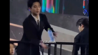 [SEVENTEEN] No way—don’t you guys always pour water so smoothly?