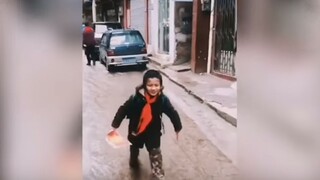 Hot on YouTube! Chinese kids win awards at the end of term, showing no regard for their relatives! F
