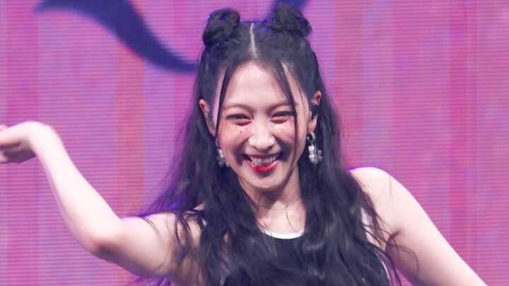 What a surprise! KARA’s Kang Ji-young learns to dance to “Mamma Mia” live on stage.