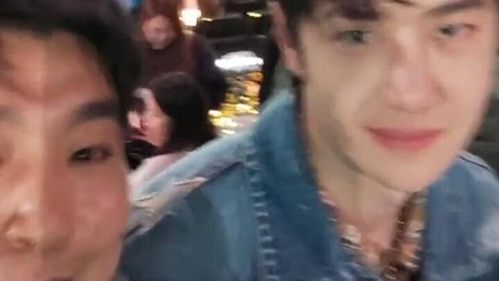 هذا هو الفرق بين النجم الذكر والرجل العادي: الجميع لامعون ومشعّون، فقط وانغ ييبو هو من يملك ملمسًا غ