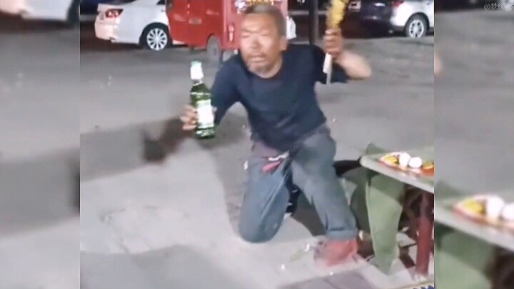 هناك أنت وأنا في جميع أنواع المواقف في العالم، وانهيار البالغين غالبًا لا يستغرق سوى لحظة!
