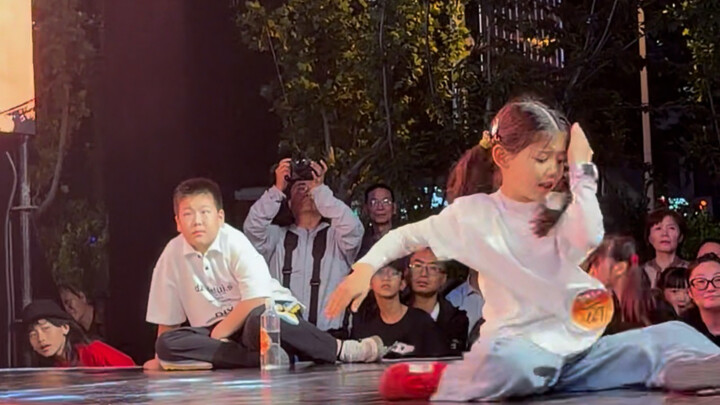 บันทึกการเติบโตของเด็กหญิงวัย 7 ขวบในการแข่งขันเต้นสตรีทแดนซ์