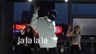 แผ่นดินไหวรุนแรงในหางโจว lalalala—เพลงใหม่ของ Straykids
