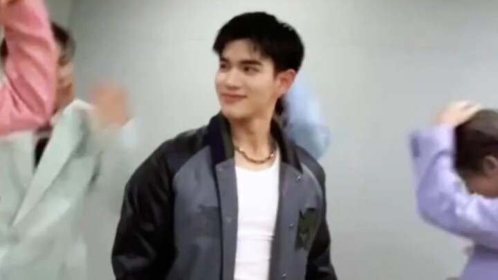 ซือซือที่เข้าไปในถ้ำปั้นซีแล้ว ไม่กล้าขยับตัวเลยสักนิดเดียว