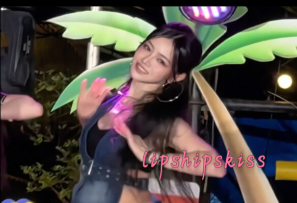 ผู้หญิงคนนี้มาเปล่งเสน่ห์อีกแล้ว…