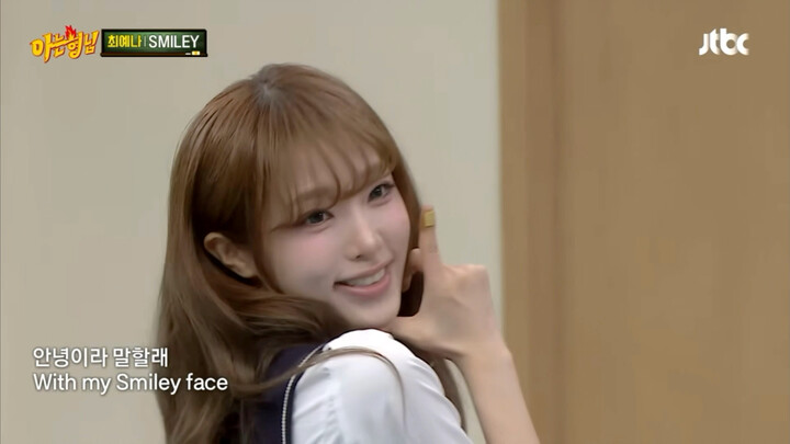 Di depan kakak yang dikenalnya, YENA menari rangkaian koreografi CatchCatch + Smily + Nemonemo! Dere
