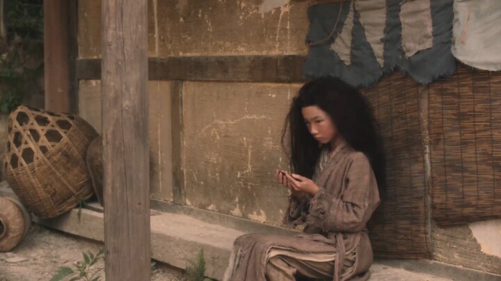 小乞丐只是年了路过的女孩一眼，结果她就变成了对方的模样
