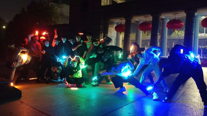 [WOTA ART] Aktivitas multipemain Malam Tahun Baru sekelompok monyet tongkat cahaya di Taman Zhongsha