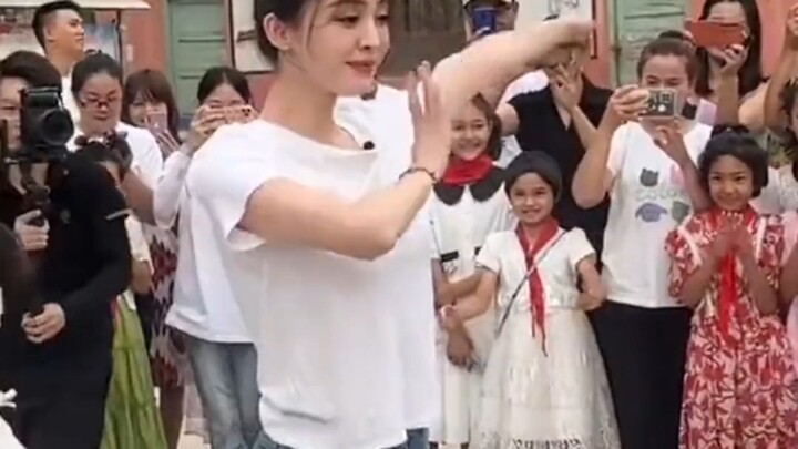Netizens captured a close-up video of Gulnazar performing Xinjiang dance; even after all these years