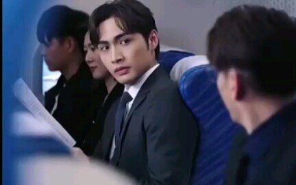 Ngay khi anh này mở miệng là đã sương sương phong cách Versailles rồi.