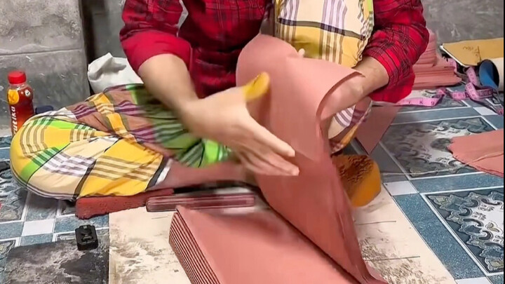 Indian dude’s hands are lightning-fast—folds 100 envelopes in 2 minutes!