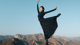 Holding the precious fan, I enter the forbidden palace, and the fragrant wind blows under the flower