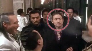 Jacky Cheung berperan sebagai kakak laki-laki gangster, mencampakkan orang lain di jalan, dan beruta