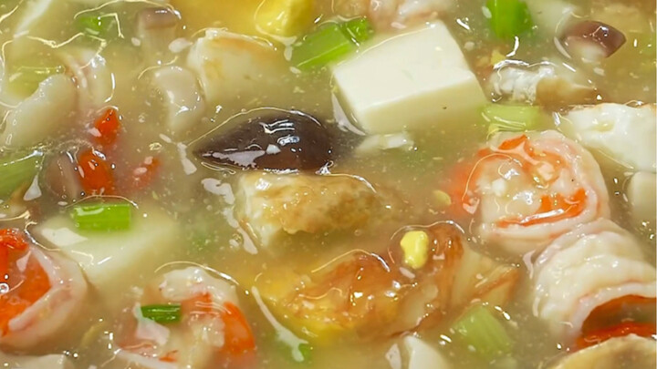 I made an insanely delicious low-calorie soup tonight—pair it with crayfish and it’s just pure bliss