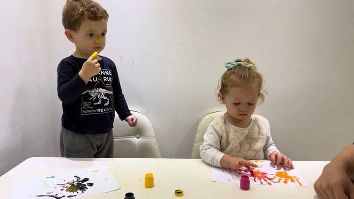 BELA E OTTO APRENDENDO AS CORES COM TINTA