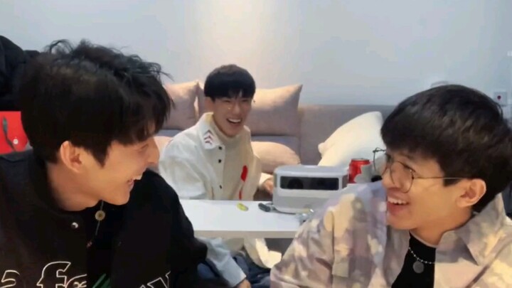 【Menggemaskan banget】Ciuman di dahi, yang di belakang itu kayak banget aku yang shipper abis!