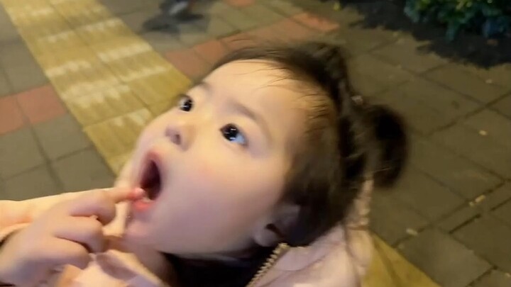 A human baby trying popping candy for the first time has unlocked a whole new world!