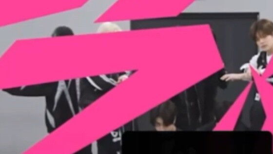 อ่า? พวกคุณแทบจะตายที่จะเต้นด้วยกันมากขนาดนี้ | เลอ (LALALALA) ออกกำลังกายด้วยสองนิ้วในกระจกในห้องซ้