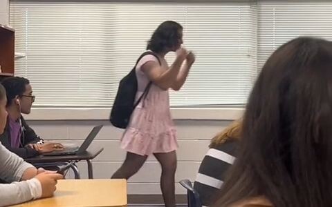 Cư dân mạng nước ngoài chia sẻ “Ngày hoán đổi nam nữ” ở trường: Học sinh phải bắt chước phong cách ă