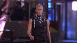 ميكا أذهلت العالم كله بمشيتها على السجادة الحمراء لـ GQ الليلة الماضية