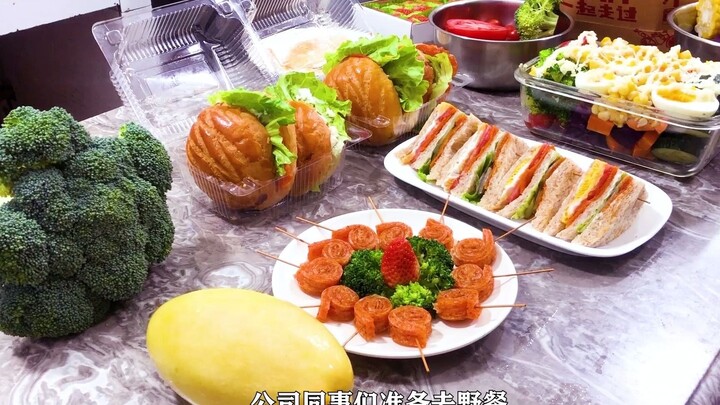 The chef in the company cafeteria made a picnic for me. He was so thoughtful.