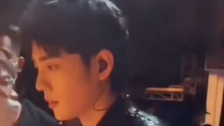 肖战：“有一丢丢紧张”！！！哈哈哈，上台前的紧张，上台后的自信，极致反差，燃爆的舞台，肖战气场全开！！！