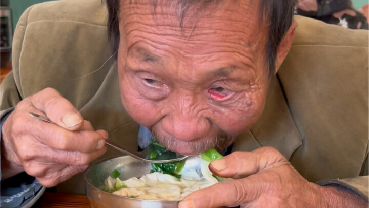 ผู้สูงอายุเดินทางไปกลับสองชั่วโมงเพื่อมาขายผักที่ตัวเมือง วันหนึ่งขายได้แค่สิบกว่าหยวน แม้จะหิวก็ยัง