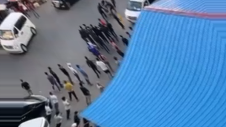 【缅北】西港金水园区一个女生去门口拿快递，然后被三个人往车里拽。