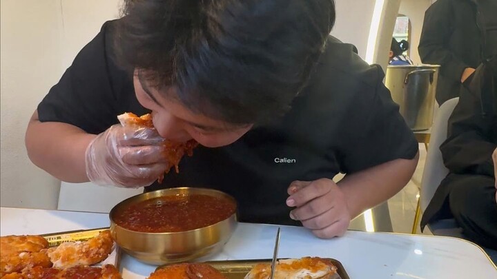 Can the young guy from Shenyang pull off the five-bone-chicken-cutlet challenge?