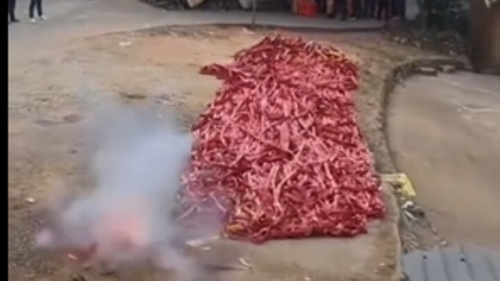 Người đàn ông đã chất một lượng lớn pháo hoa và đốt chúng