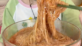 [Xiao Shi Nai Xiong] This is my first time eating vermicelli. Can this thing reproduce so well?