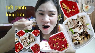 thôn nữ miền quê thưởng thức tiết canh buổi sáng.