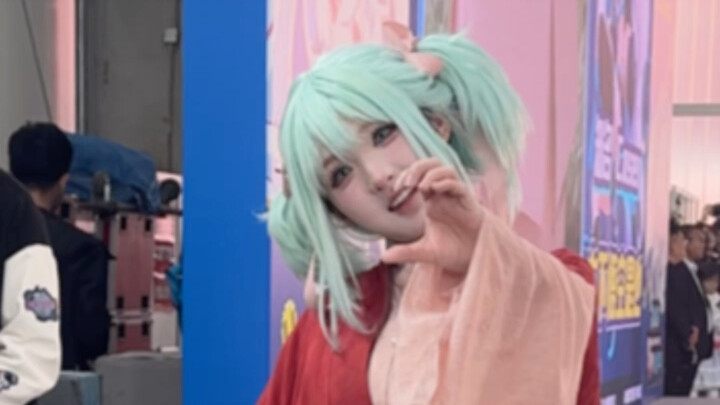 น่ารักเกินไปแล้ว! โดนลูกรักเห้งเจียจัดให้ห้อยปากเลย 😍