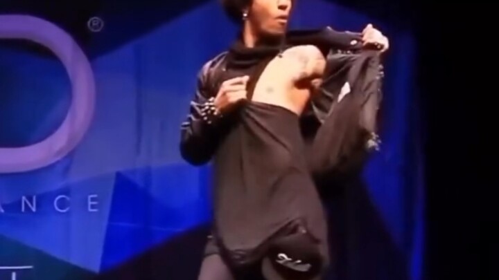 The audience is almost going crazy! This is the level of a world-class dancer!