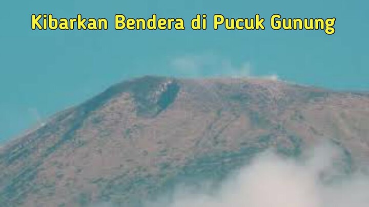 Ada orang kibarkan bendera di puncak gunung