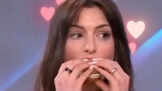神仙吃法get！原来安妮·海瑟薇是这样吃纸杯蛋糕的，学到了！