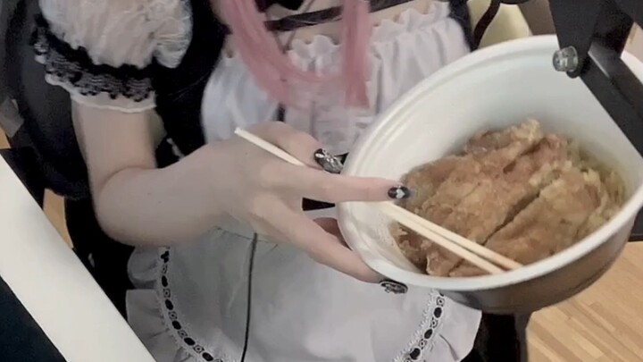 Japanese maid singing Haoda Chicken Steak